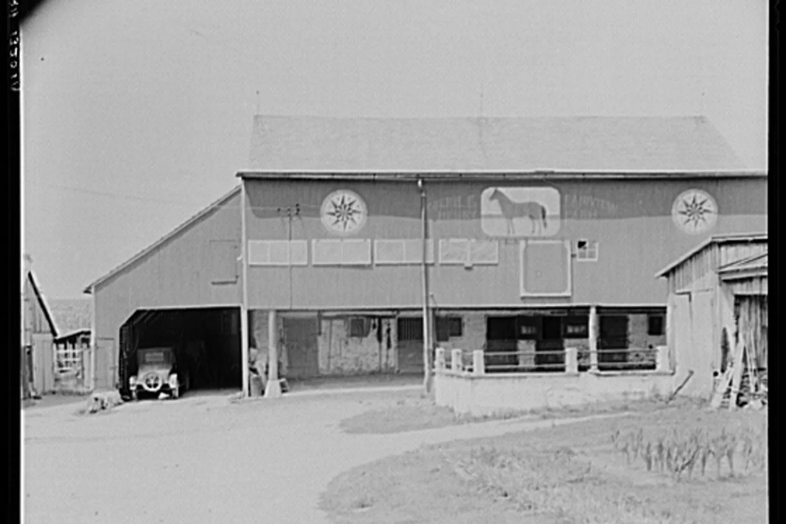 Pennsylvania German barn near Krunsville