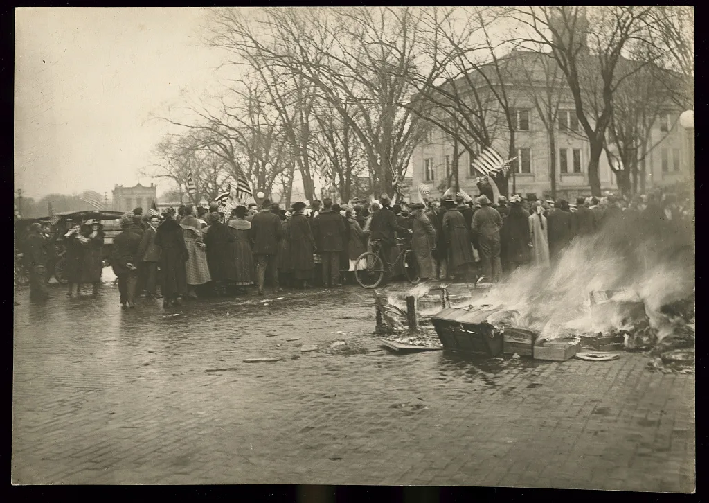 Crowd gathered around burning German textbooks in Baraboo, Wisconsin, in 1918