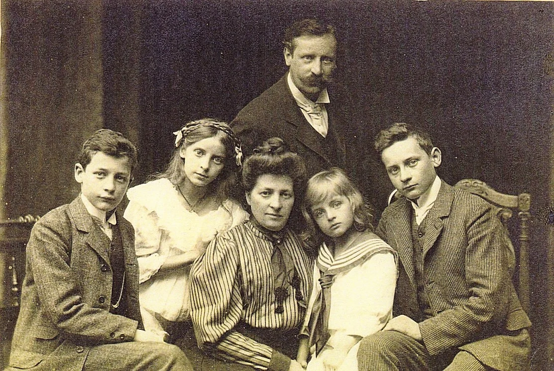 Julius and Auguste Goebel posed with their four children in a 1907 family portrait